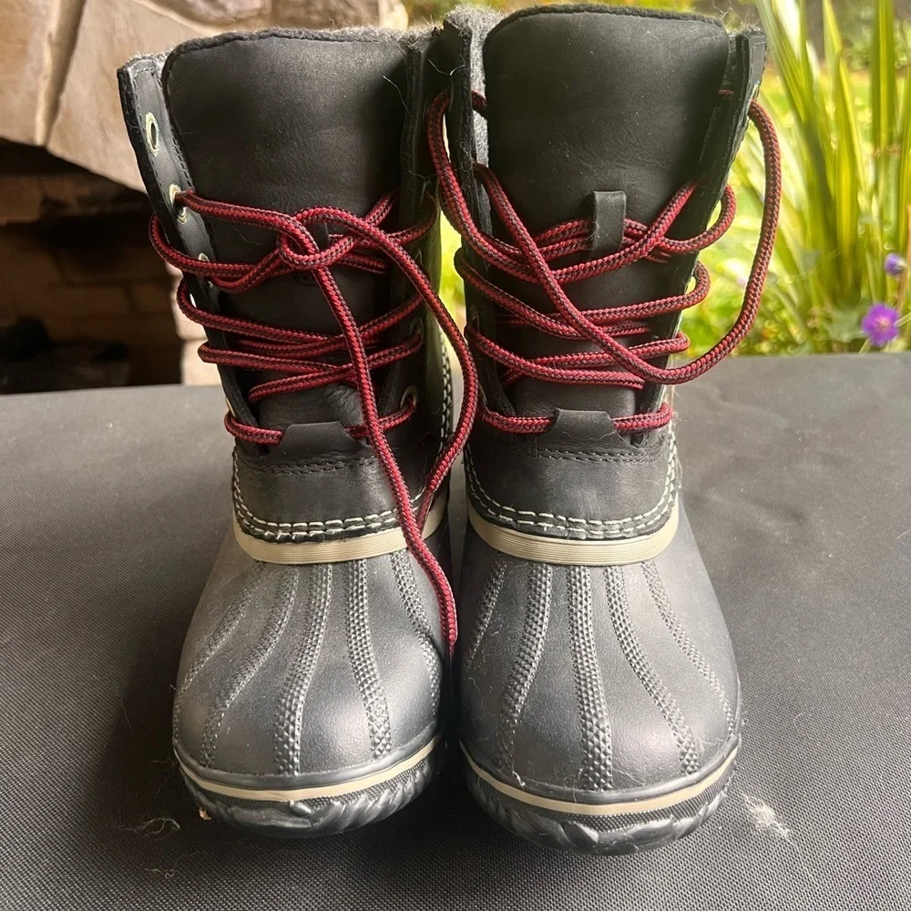 Sorel Charcoal Slimpack ll Lace Boots with Crimson Details NWOT. Never Worn 8
